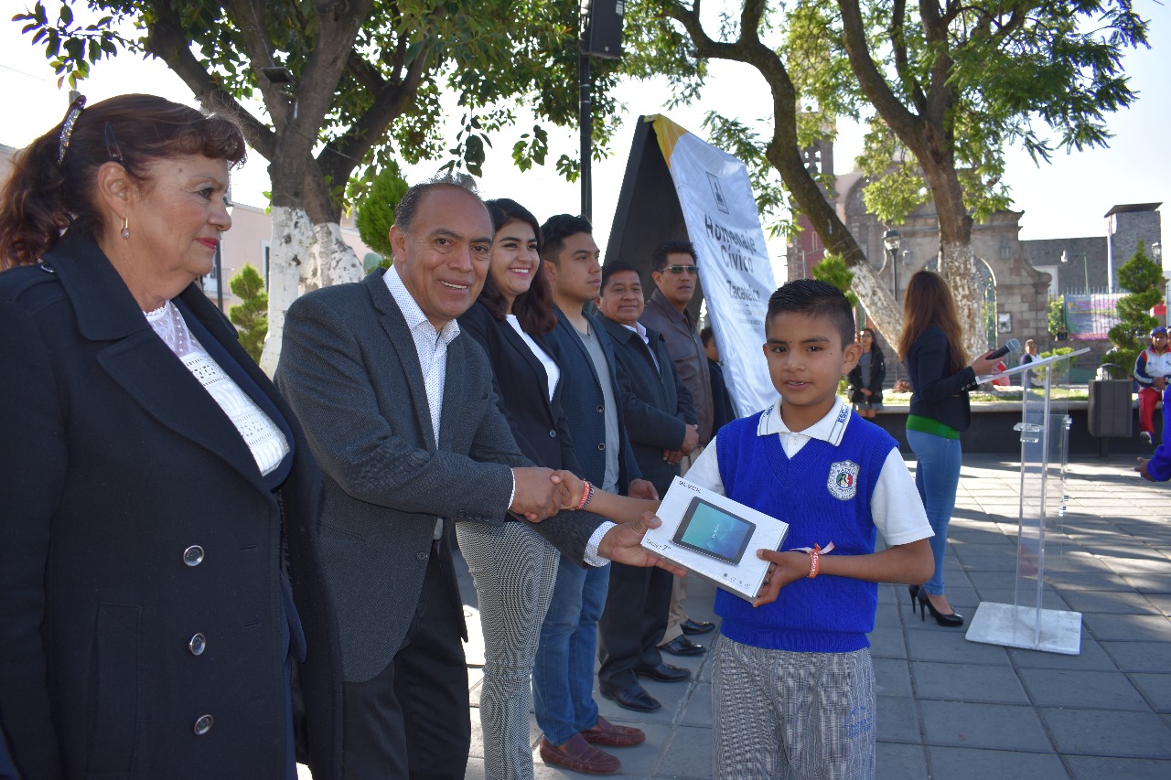 Gobierno de Zacatelco premia el talento estudiantil